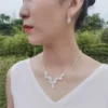 Ensemble de bijoux collier et boucles d'oreilles en feuille de diamant.