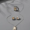 Ensemble de bijoux fantaisie en alliage métallique.