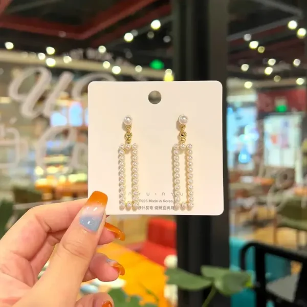 Boucles d'oreille pendantes et carrées plaqué or.