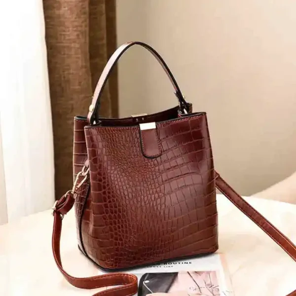 Sac à main tendance crocodile pour femme de couleur Bordeaux.