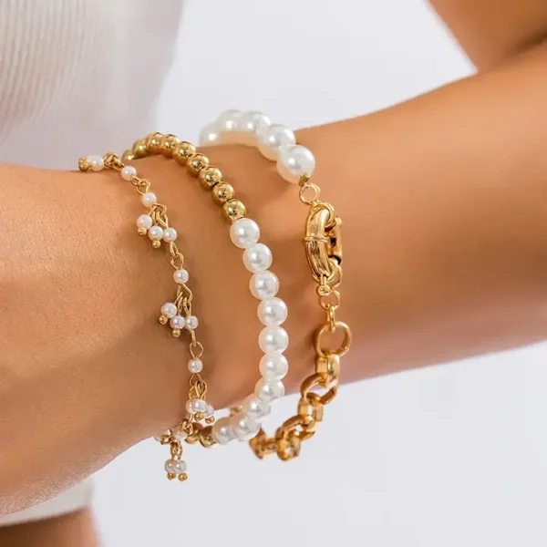Bracelets à maillons plaqués or réglables avec perles d'imitation.