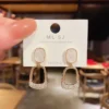 Boucle d'oreilles de luxe et esthétique en crystal.