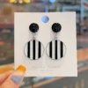 Boucles d'oreilles en forme circulaire pour femmes.
