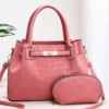 Ensemble de sac à main en cuir PU crocodile de couleur rose.