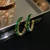 Boucle d'oreille vert crystal ouvertes  en forme de C.