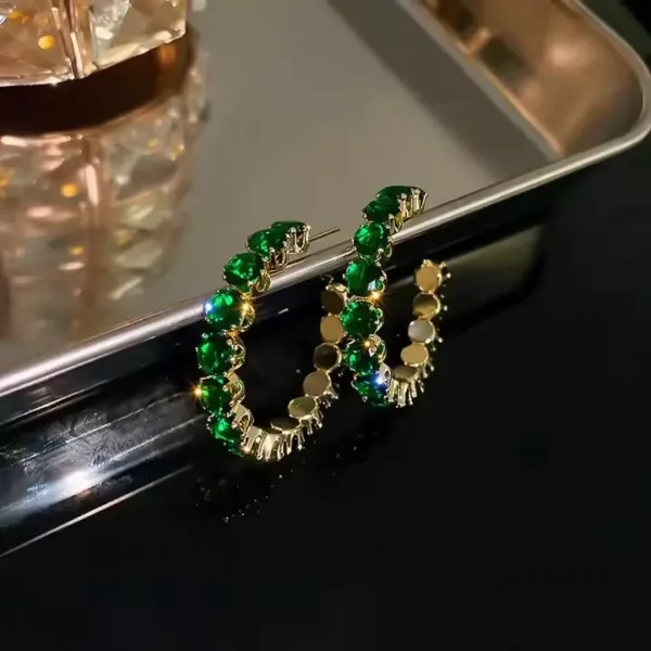 Boucle d'oreille vert crystal ouvertes  en forme de C.