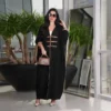 Abaya noire ouverte élégante avec bouton en cuir.
