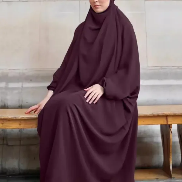 Jilabib longue robe avec hijab pourpre.