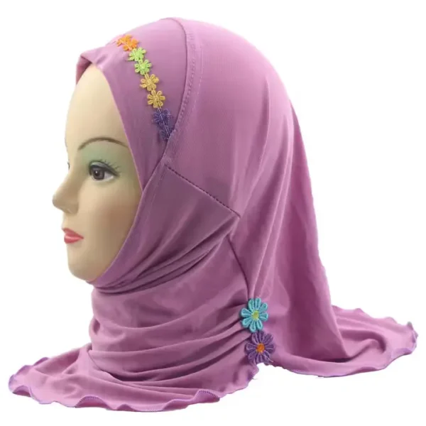 Hijab à fleur pour petites filles.