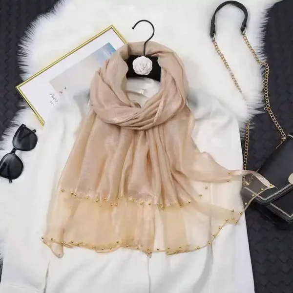 Grand châle aux bords perle doré de luxe pour femme.