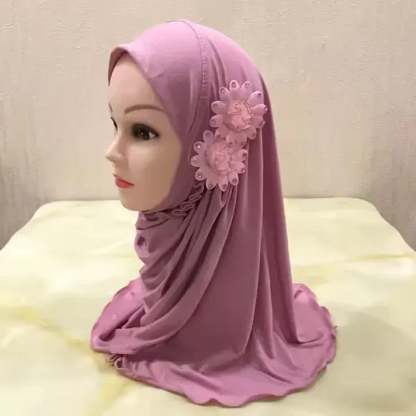 Hijab en dentelle à fleur pour petite fille dec 2 à 7 ans.