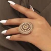 Bague décorative en strass.