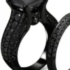 Lot de 2 bagues de fiançailles et alliances noires pour femme.