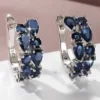 1 paire de magnifiques boucles d'oreilles rondes pavées de zircones cubiques bleues et blanches, élégantes et tendance.