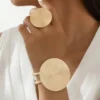 1 bracelet géométrique tendance et 1 bague géométrique tendance.