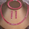 Ensemble de 3 colliers, bracelets et boucles d'oreilles rectangulaires incrustés.