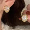 1 paire de boucles d'oreilles à tige asymétriques surdimensionnées en perles de mode européenne.