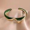Bracelet manchette structuré à plusieurs niveaux.